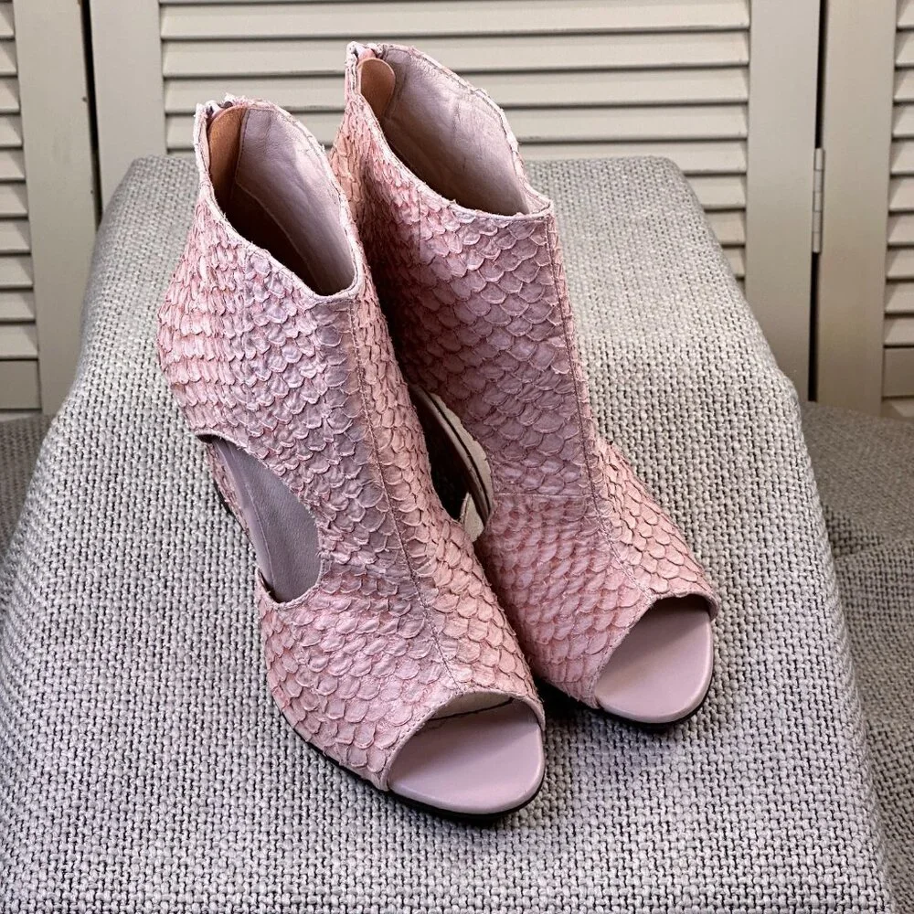 Anthropologie Blush Pink Textured Peep Toe Wedge Heels Ankle Bootie Zip Size 9.5